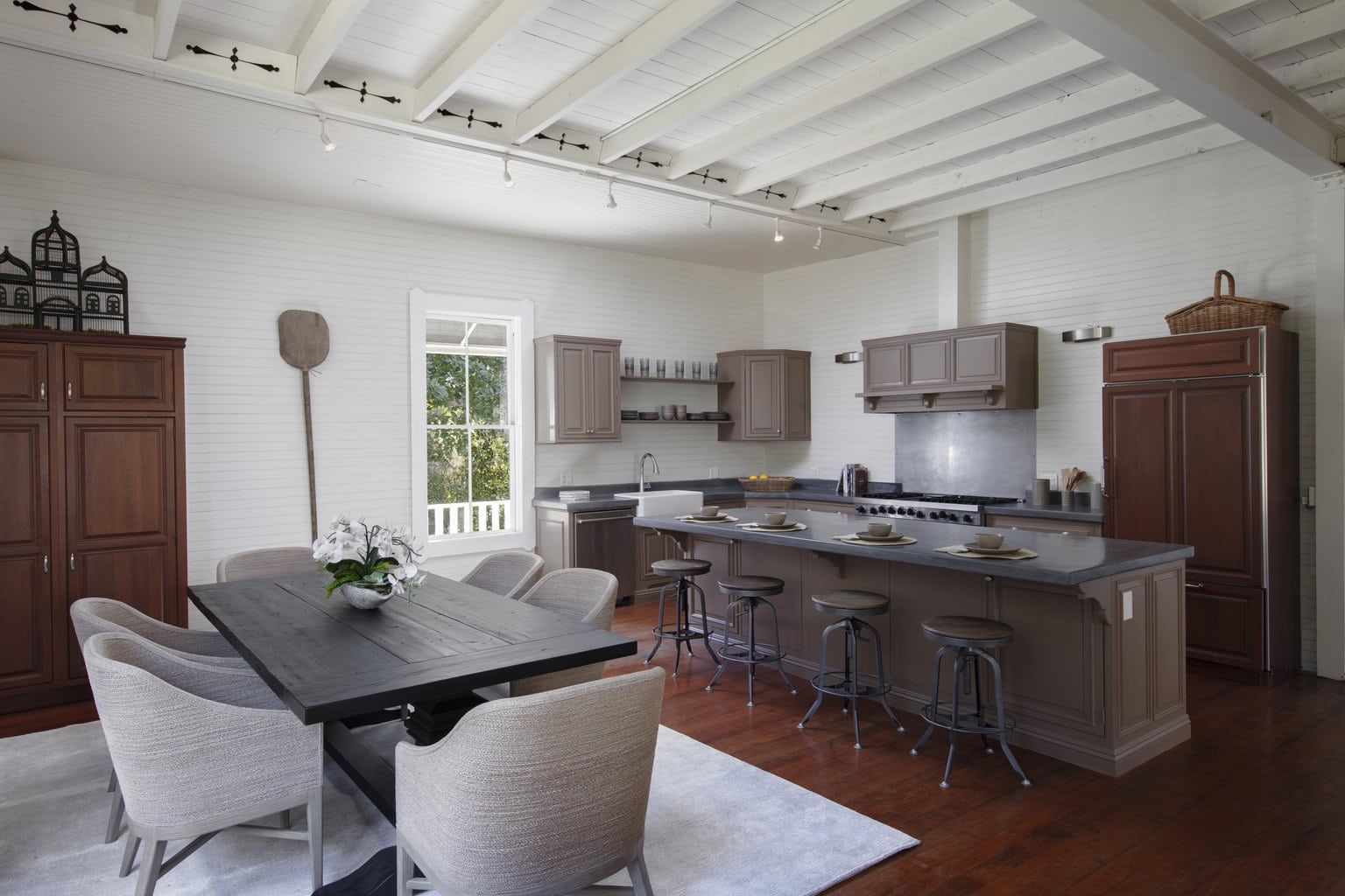 kitchen-and-breakfast-bar-of-a-ranch-style-equestrian-home-in-carpinteria