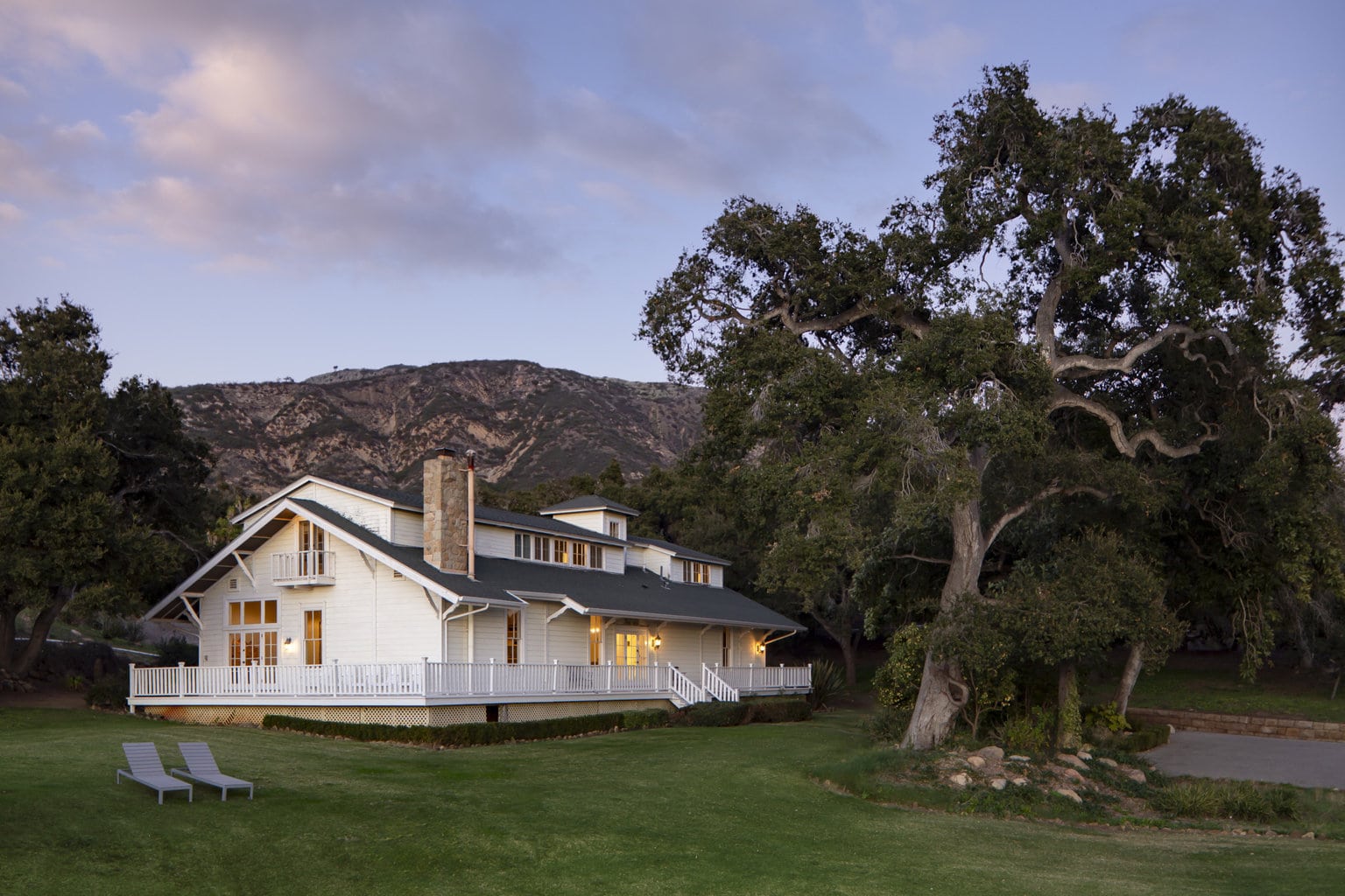 ranch-style-house-at-dusk-with-mountain-views
